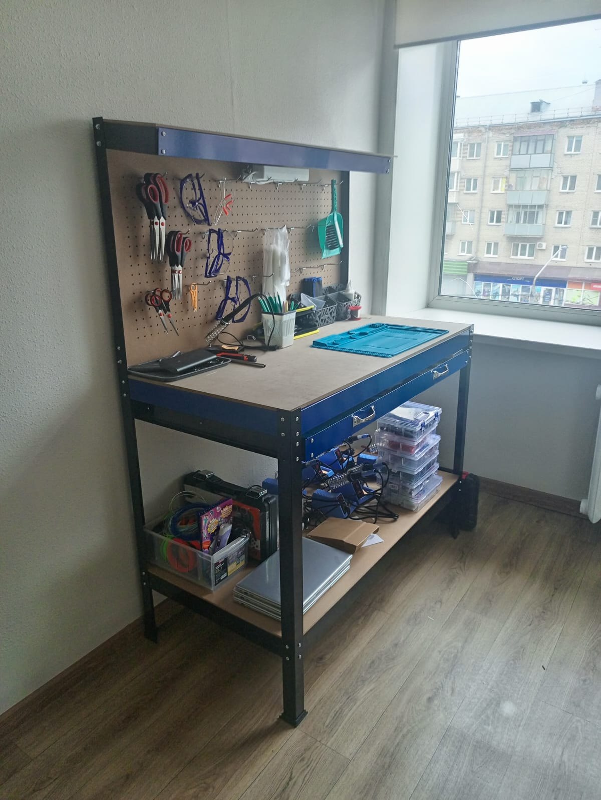 Учебный стол и экран для занятий в центре +1 Робот