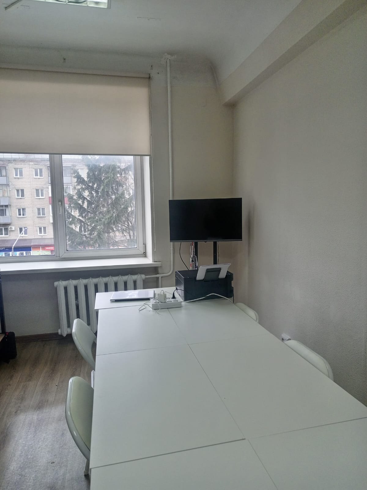 Рабочее место для сборки и пайки в центре +1 Робот